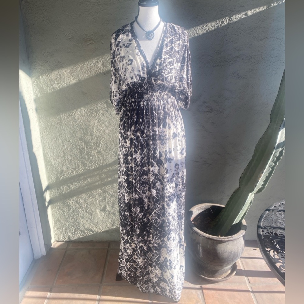 Elegant Black and White Maxi Dress S/M
